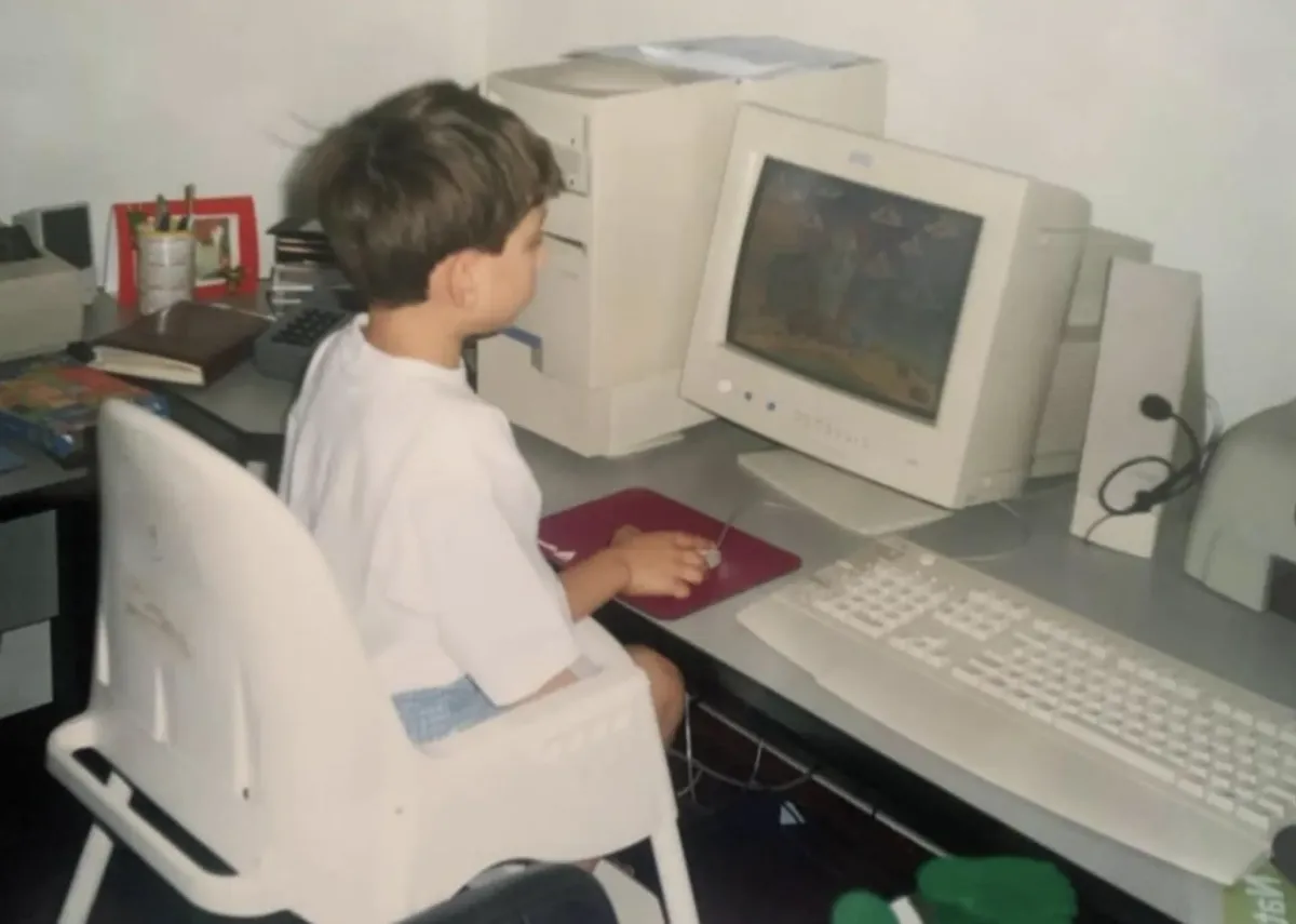 Gabriel Rocco criança no computador — desde sempre